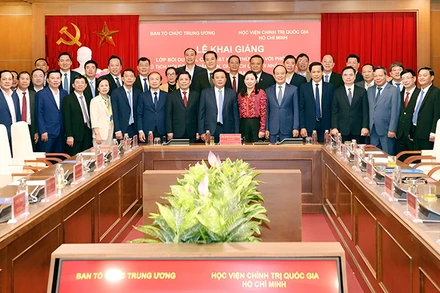 Đại biểu và học viên Lớp bồi dưỡng chụp ảnh chung. (Ảnh: hcma.vn)