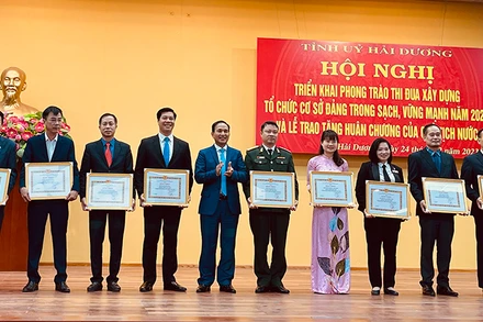 Tỉnh ủy Hải Dương khen thưởng các tổ chức cơ sở đảng đạt thành tích năm 2022. (Ảnh VINH ANH)