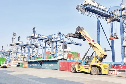 Vận chuyển hàng hóa nhập khẩu tại Cảng Cát Lái, thành phố Thủ Đức. (Ảnh: Nguyên Anh)