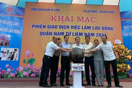 Nhấn nút khai mạc phiên giao dịch việc làm lưu động quận Nam Từ Liêm. (Ảnh: HCES)