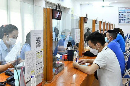 Lao động làm thủ tục về bảo hiểm thất nghiệp tại Trung tâm Dịch vụ việc làm Hà Nội. (Ảnh: THỦY NGUYÊN) 