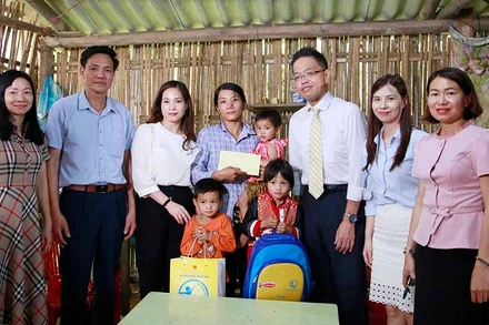 Đại diện Quỹ Bảo trợ trẻ em Việt Nam và Công ty Acecook Việt Nam Dự án trao hỗ trợ học bổng cho trẻ em có hoàn cảnh khó khăn tại thôn Khe Xóm, xã Phong Dụ, huyện Tiên Yên, Quảng Ninh. (Ảnh: NFVC)