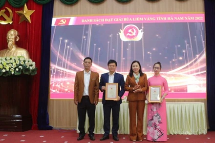 Trao thưởng cho tác giả, nhóm tác giả có tác phẩm đạt giải A.