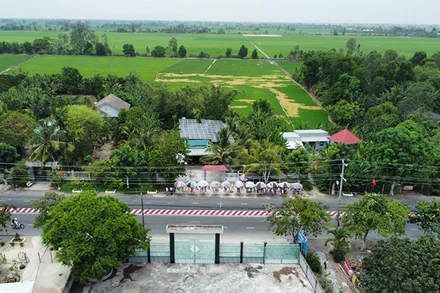 Khu vực nhà dân (ngôi nhà ở giữa ảnh) bị thu hồi đất làm đường dẫn cao tốc Châu Đốc - Cần Thơ - Sóc Trăng, đoạn nút giao cầu vượt đường tỉnh 943, huyện Thoại Sơn, tỉnh An Giang. (Ảnh: Quốc Dũng)