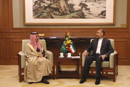 Bộ trưởng Ngoại giao Iran Hossein Amir-Abdollahian gặp Bộ trưởng Ngoại giao Saudi Arabia, Hoàng tử Faisal bin Farhan Al Saud, tại Bắc Kinh, Trung Quốc, ngày 6/4/2023. (Ảnh: Bộ Ngoại giao Iran/WANA/Reuters)