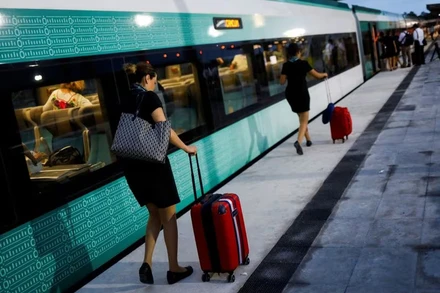 Các nhân viên đường sắt đẩy túi hành lý bên chuyến tàu du lịch Maya, vào ngày khai trương chuyến đi trong giai đoạn đầu tiên tại Cancun, Mexico, ngày 15/12/2023. (Ảnh: Reuters)