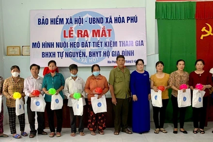 Bảo hiểm xã hội huyện Châu Thành, Long An phối hợp UBND xã Hòa Phú ra mắt mô hình nuôi heo đất tiết kiệm tham gia bảo hiểm xã hội tự nguyện, bảo hiểm y tế hộ gia đình. (Ảnh: Tâm Trung)