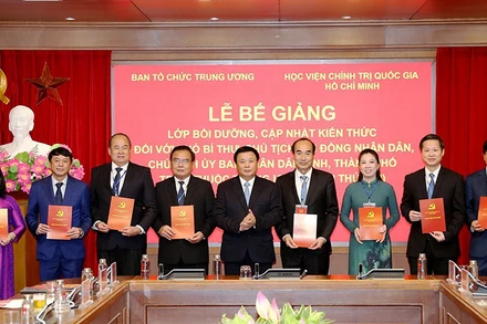 GS,TS Nguyễn Xuân Thắng, Ủy viên Bộ Chính trị, Giám đốc Học viện Chính trị quốc gia Hồ Chí Minh, Chủ tịch Hội đồng Lý luận Trung ương trao chứng nhận cho các học viên. (Ảnh: HCMA)