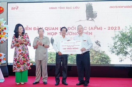 Trao tặng Liên hiệp các tổ chức hữu nghị tỉnh Bạc Liêu 100 triệu đồng hợp tác xây dựng, sửa chữa nhà ở cho người khuyết tật. (Ảnh: AAV-AFV)