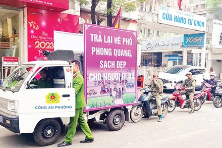 Lực lượng chức năng phường Thành Công, quận Ba Đình ra quân xử lý vi phạm trật tự đô thị. (Ảnh: nhandan.vn)