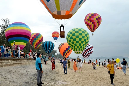 Ngày hội Khinh khí cầu tại bãi biển Đồi Dương, thành phố Phan Thiết, tỉnh Bình Thuận, hấp dẫn du khách. (Ảnh: Đình Châu)