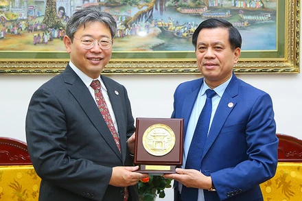 Thứ trưởng Nguyễn Bá Hoan tặng Phó Tổng cục trưởng Tổng cục Quản lý xuất nhập cảnh và lưu trú Nhật Bản Nakagawa Tsutomo hình ảnh biểu trưng Hà Nội. (Ảnh: Molisa)