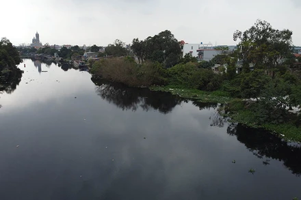Nước sông Kim Sơn đoạn qua huyện Bình Giang, Hải Hương bị ô nhiễm nhiều năm nay. (Ảnh: Vũ Sinh)