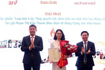 Phó Trưởng Ban Tuyên giáo Trung ương Trần Thanh Lâm và Phó Chủ tịch UBND thành phố Hà Nội Nguyễn Mạnh Quyền trao giải Nhất cho tác giả Phạm Thị Kim Thanh. (Ảnh: Ban tổ chức).