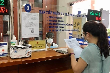 Thực hiện thủ tục hành chính tại Ủy ban nhân dân phường Ngọc Khánh, quận Ba Đình, Hà Nội. (Ảnh: nhandan.vn)