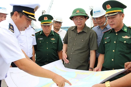 Đồng chí Hồ Quốc Dũng, Ủy viên Trung ương Đảng, Bí thư Tỉnh ủy, Chủ tịch HĐND tỉnh Bình Định (thứ 2 từ phải sang) kiểm tra an ninh tuyến biển.