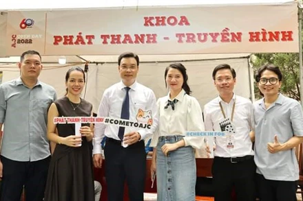 Các đại biểu tại các gian tuyển sinh tại AJC Open Day 2022. (Ảnh: ajc.hcma.vn) 