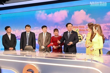 Chủ tịch Quốc hội Vương Đình Huệ và các đại biểu thăm Truyền hình Quốc hội Việt Nam. (Ảnh: Duy Linh)