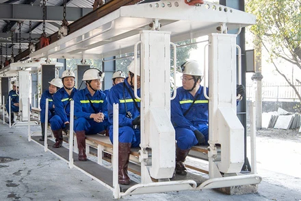 Công ty Than Thống Nhất đưa vào khai thác công trình trọng điểm “Hệ thống monoray kết hợp đầu tàu diesel”, giúp nâng cao hiệu quả sản xuất than.