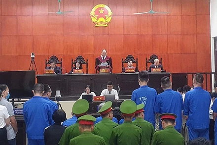 Quang cảnh phiên tòa xét xử vụ án "Vi phạm quy định về đấu thầu gây hậu quả nghiêm trọng" xảy ra tại Sở Y tế Quảng Ninh.