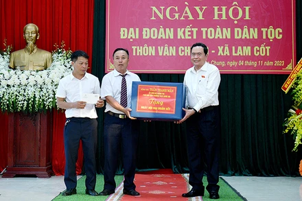 Phó Chủ tịch Thường trực Quốc hội Trần Thanh Mẫn tặng quà chúc mừng thôn Vân Chung. (Ảnh: quochoi.vn) 