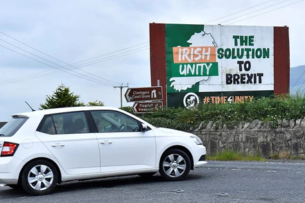 Một chiếc ô-tô lái qua một tấm biển về Brexit tại Ravensdale, Bắc Ireland, ngày 21/6/2022. (Ảnh: REUTERS)