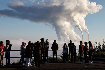 Khói và hơi nước bốc lên từ nhà máy điện Belchatow ở Zlobnica, Ba Lan, ngày 20/10/2022. (Ảnh: Reuters)