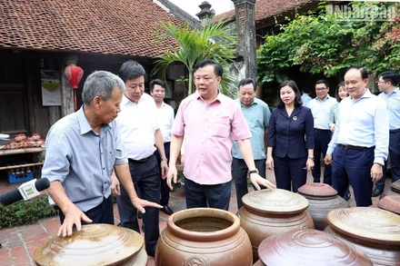 Thường trực Thành ủy Hà Nội thăm, trò chuyện với người dân tại làng cổ Đường Lâm. (Ảnh: DUY LINH)