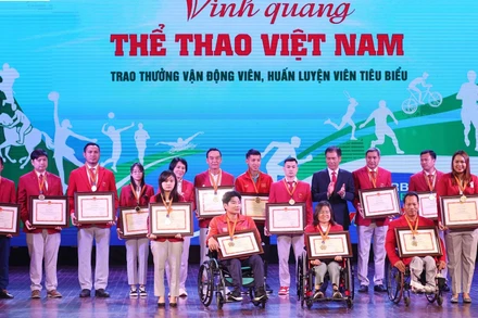 Lễ trao thưởng các huấn luyện viên, vận động viên xuất sắc. (Ảnh: Ban Tổ chức)