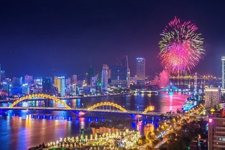 Sông Hàn rực rỡ trong pháo hoa trong kỳ DIFF 2019. (Ảnh: Kim Liên)