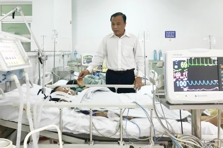 Giám đốc Sở Y tế Mai Văn Mười thăm hỏi bệnh nhân bị ngộ độc thực phẩm đang điều trị tại Bệnh viện đa khoa khu vực miền núi phía bắc Quảng Nam.