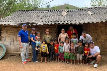 Đại diện các đơn vị tài trợ cùng học sinh điểm trường Chăn Nuôi, xã Nà Khoa, huyện Nậm Pồ.