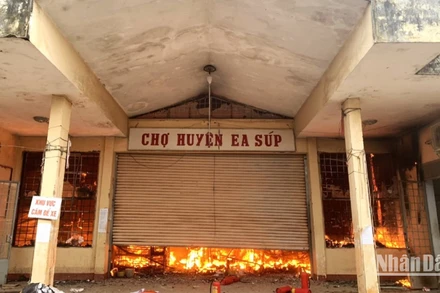 Lửa bùng phát bên trong chợ trung tâm huyện Ea Súp.