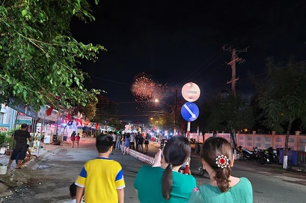 Người dân đổ dồn ra thị trấn Đầm Dơi, huyện Đầm Dơi, tỉnh Cà Mau xem pháo hoa mừng năm mới.