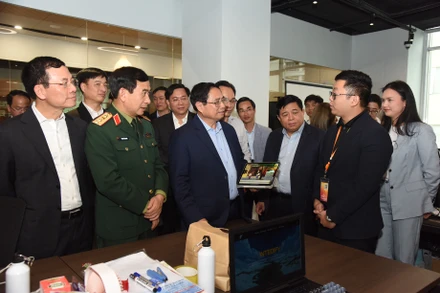 Thủ tướng thăm một số mô hình khởi nghiệp đổi mới sáng tạo đặt tại Trung tâm Đổi mới sáng tạo quốc gia