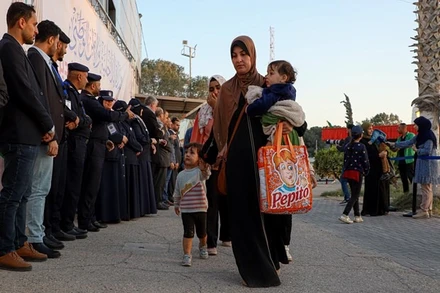 Người dân sơ tán khỏi Sudan tới cửa khẩu biên giới Rafah ở phía nam Dải Gaza, ngày 28/4/2023. (Nguồn: THX/TTXVN)