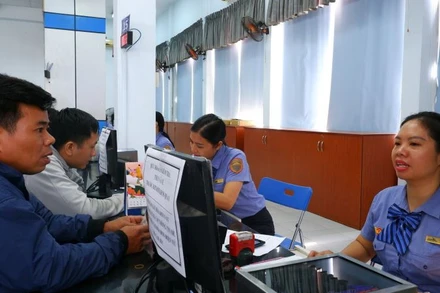 Hành khách đến ga Sài Gòn thanh toán lấy vé tàu Tết.