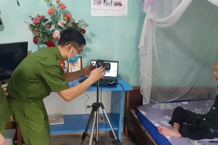Công an Điện Biên đến từng gia đình thu nhận thông tin cấp căn cước công dân cho người già yếu.
