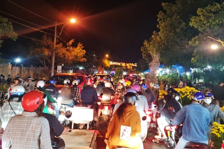 Kẹt xe cục bộ tại chợ hoa Xuân Quý Mão 2023 thành phố Kon Tum