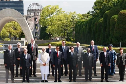 Trưởng đoàn các nước khách mời chụp ảnh chung trước Đài tưởng niệm Nạn nhân Vụ nổ bom nguyên tử tại Công viên Tưởng niệm Hòa bình Hiroshima. (Ảnh: Dương Giang/TTXVN)