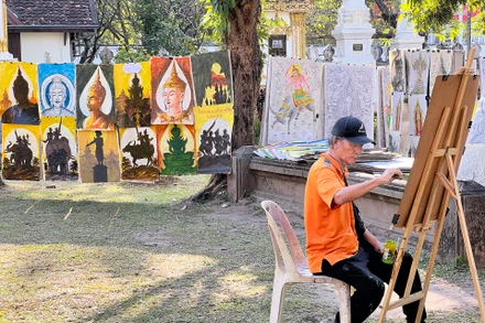 Những bức tranh được họa sĩ bày bán tại một địa điểm du lịch ở thủ đô Vientiane, Lào. (ẢNH: TRỊNH DŨNG)