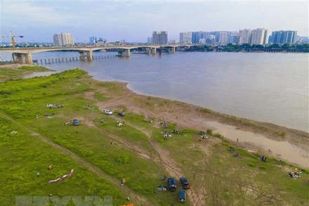 Bãi bồi ven sông Hồng. (Ảnh: TTXVN)