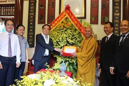 Phó Thủ tướng Trần Lưu Quang cùng các đại biểu chúc mừng tại chùa Phật tích, huyện Tiên Du, tỉnh Bắc Ninh.