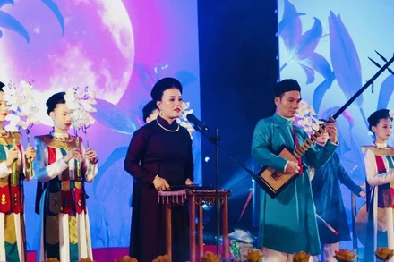 Trình diễn hát Ca trù.