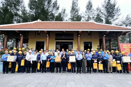 Phó Chủ tịch nước Võ Thị Ánh Xuân tặng quà cho công nhân, người lao động ngành than.