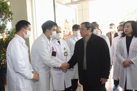 Thủ tướng Phạm Minh Chính thăm, chúc Tết cán bộ, y bác sĩ, nhân viên y tế, người bệnh đang điều trị tại Bệnh viện Bệnh nhiệt đới Trung ương. (Đông Anh, Hà Nội).