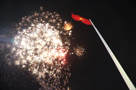 Chương trình bắn pháo hoa tầm trung kéo dài 15 phút tạo không khí vui tươi, phấn khởi trong đêm Giao thừa ở Đắk Lắk.