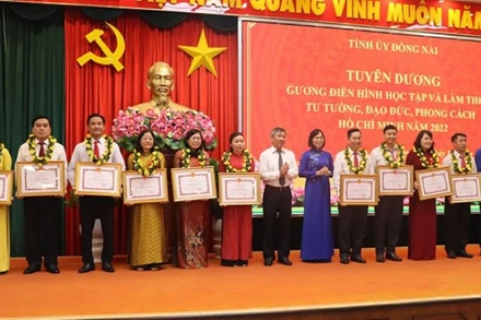 Khen thưởng các tập thể có thành tích tiêu biểu trong việc học tập và làm theo tư tưởng, đạo đức, phong cách Hồ Chí Minh.