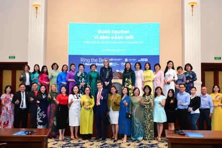 Các đại biểu chụp ảnh kỷ niệm tại sự kiện (ẢNH: HoSE)