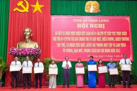 Trao Bằng khen cho những tập thể điển hình tiên tiến làm theo Bác.